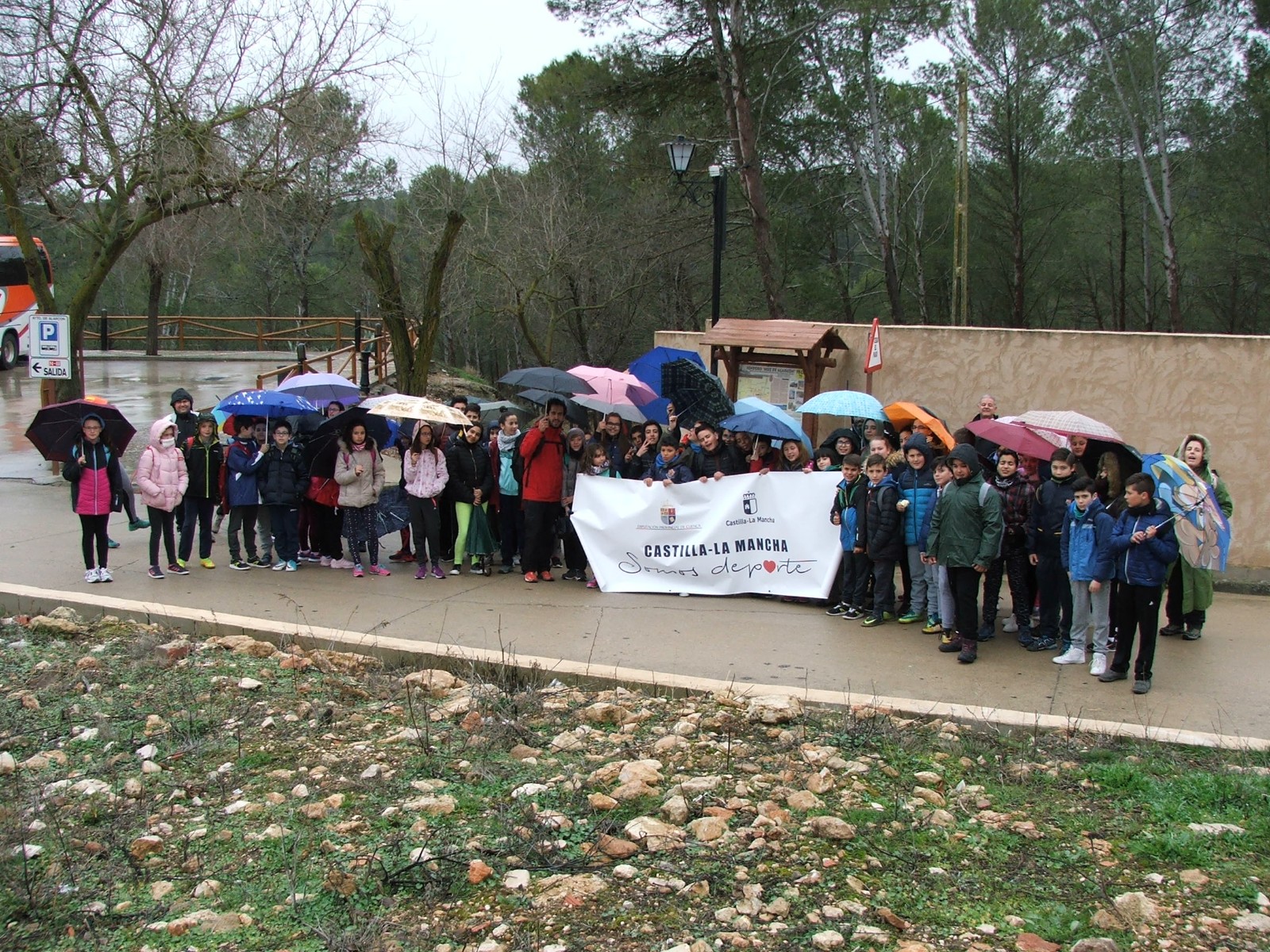 La lluvia no ha impedido la reanudación en Alarcón de las jornadas de senderismo del Programa Somos Deporte 3-18