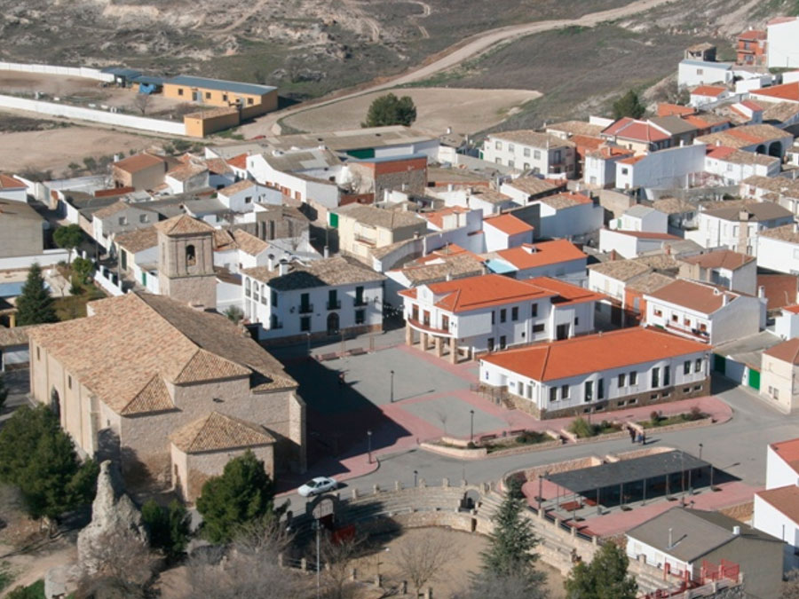 Foto: Plaza de la iglesia de Montalbo | Autor: Extraída de fuentes públicas | Licencia: https://www.ayuntamontalbo.es/ | Usada en Senderos de Cuenca con fines no comerciales