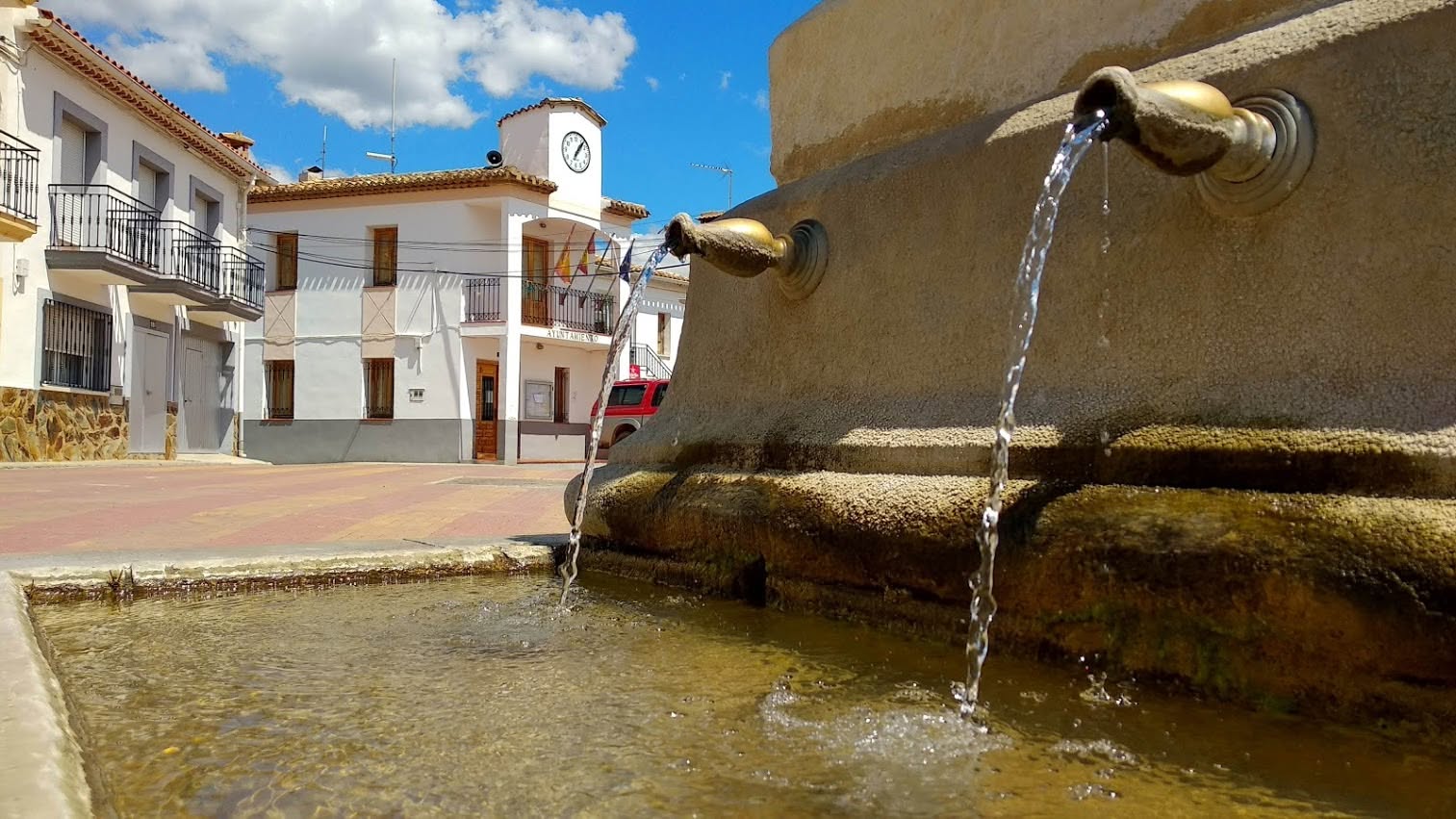 Foto: Ayuntamiento y plaza de Arcos de la Sierra | Autor: Imagen extraida de recursos públicos en línea | Licencia: https://www.facebook.com/Arcosdelasierra/ |  Usada en Senderos de Cuenca con fines no comerciales